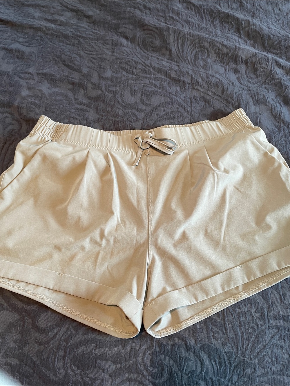 Zyia cuffed short XL front pockets